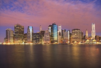 USA, New York City, Manhattan skyline at dusk. Photo : fotog