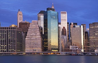 USA, New York City, Manhattan skyline at dusk. Photo : fotog