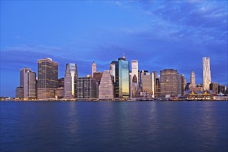 USA, New York City, Manhattan skyline at dusk. Photo : fotog