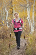 USA, Utah, young woman walking on trail. Photo : Mike Kemp
