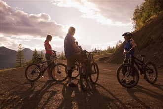 Canada, British Columbia, Fernie, group of four friends enjoying mountain biking. Photo : Dan