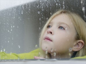 USA, New Jersey, Jersey City, Girl (8-9) watching rain. Photo : Jamie Grill Photography