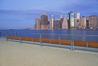 USA, New York City, Manhattan skyline at dusk. Photo : fotog