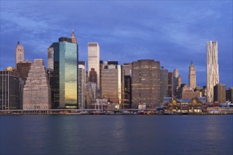 USA, New York City, Manhattan skyline at dusk. Photo : fotog