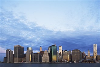 USA, New York City, Manhattan skyline at dusk. Photo : fotog