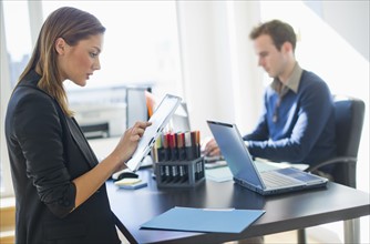 USA, New Jersey, Jersey City, Two young people in office.