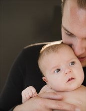 USA, New Jersey, Jersey City, Portrait of father and baby daughter (2-5 months). Photo : Jamie