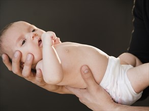 USA, New Jersey, Jersey City, Father holding baby girl (2-5 months). Photo : Jamie Grill