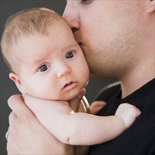 USA, New Jersey, Jersey City, Father kissing baby daughter (2-5 months). Photo : Jamie Grill