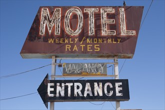 USA, Arizona, Winslow, Old-fashioned motel sign against blue sky. Photo : David Engelhardt