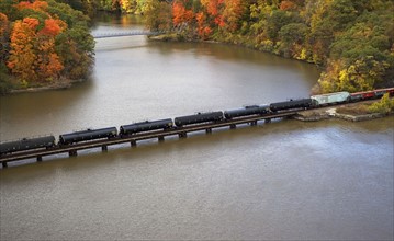 USA, New York, Bear Mountain, aerial view of train crossing lake. Photo : fotog