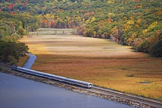 USA, New York, Bear Mountain, train going along lakeshore. Photo : fotog