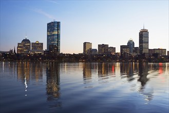 USA, Massachusetts, Boston skyline at dusk. Photo : fotog