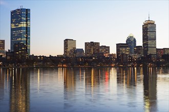 USA, Massachusetts, Boston skyline at dusk. Photo : fotog