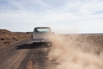 USA, Arizona, Winslow, Pick-up truck driving. Photo : David Engelhardt