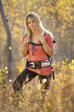 USA, Utah, portrait of young woman hiking in forest. Photo : Mike Kemp