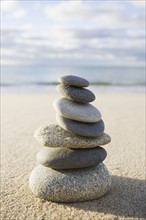 USA, Massachusetts, Beach stones stacked. Photo : Chris Hackett