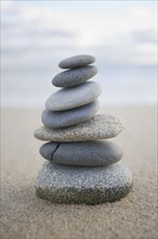 USA, Massachusetts, Beach stones stacked. Photo : Chris Hackett