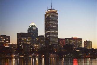 USA, Massachusetts, Boston skyline at dusk. Photo : fotog