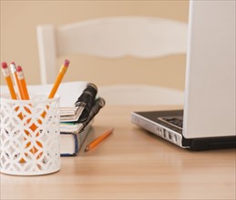 USA, New Jersey, Jersey City, Close-up view of office desk with open laptop. Photo : Daniel Grill