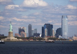 USA, New York City, Skyline with Statue of Liberty. Photo : fotog