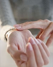 USA, New Jersey, Jersey City, Close-up view of woman hands. Photo : Jamie Grill Photography