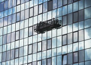 USA, New York City, Manhattan, window cleaning platform on building. Photo : fotog