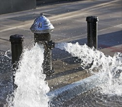 USA, New York City, hydrant pouring out water. Photo : fotog