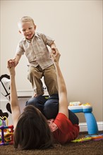 USA, Utah, Lehi, mother playing with son (18-23 months). Photo : Mike Kemp