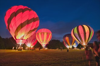 USA, Ohio, hot air balloons taking off at night. Photo : Gary J Weathers