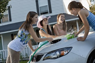 USA, Utah, Provo, Teenage girls (16-17) and young women watching car. Photo : FBP