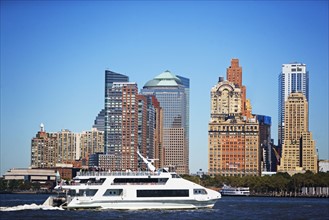 USA, New York City, Manhattan, Battery Park skyline with yacht. Photo : fotog