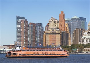 USA, New York City, Manhattan, Battery Park skyline with ferry. Photo : fotog