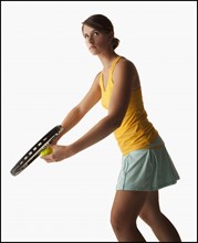 Young woman playing tennis. Photo : Mike Kemp