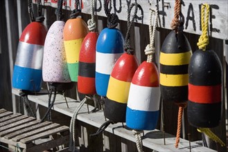 USA, New York, Peconic, colorful buoys. Photo : fotog