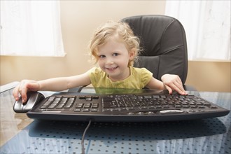 Girl (2-3) playing on computer. Photo : Mike Kemp