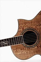 Close-up view of acoustic guitar. Photo : FBP