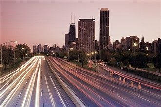 USA, Illinois, Chicago, highway at dusk. Photo : Henryk Sadura