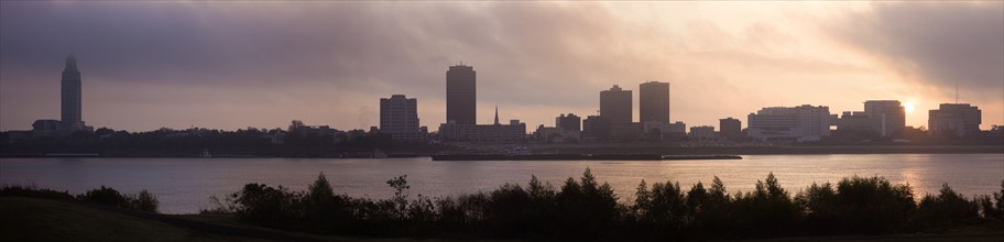 USA, Louisiana, Baton Rouge, City skyline over Mississippi River at sunrise. Photo : Henryk Sadura