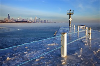 USA, Illinois, Chicago, frozen pier with cityscape on horizon. Photo : Henryk Sadura
