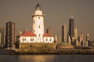 USA, Illinois, Chicago, lighthouse with cityscape behind at sunset. Photo : Henryk Sadura