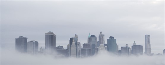 USA, New York State, New York City, Skyline in fog. Photo : fotog