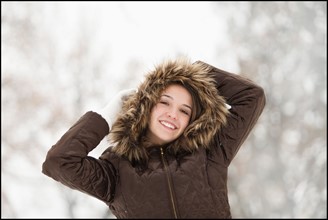 USA, Utah, Lehi, Portrait of young woman wearing winter coat outdoors. Photo : Mike Kemp