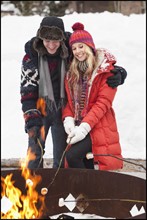 USA, Utah, Salt Lake City, couple cooking barbecue in winter. Photo : Mike Kemp