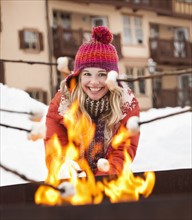 USA, Utah, Salt Lake City, young woman cooking barbecue in winter. Photo : Mike Kemp
