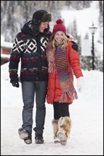 USA, Utah, Salt Lake City, couple walking in snowy village. Photo : Mike Kemp