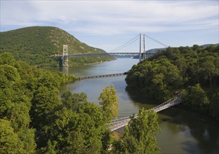 USA, New York State, Bear Mountain, Suspension bridge over river. Photo : fotog