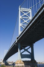 USA, Pennsylvania, Philadelphia, Suspension bridge, low angle view. Photo : fotog