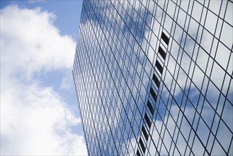 USA, New York State, New York City, Low angle view on glass skyscraper. Photo : fotog