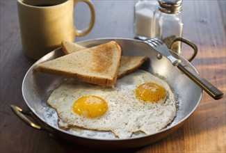 Fried eggs with toast.